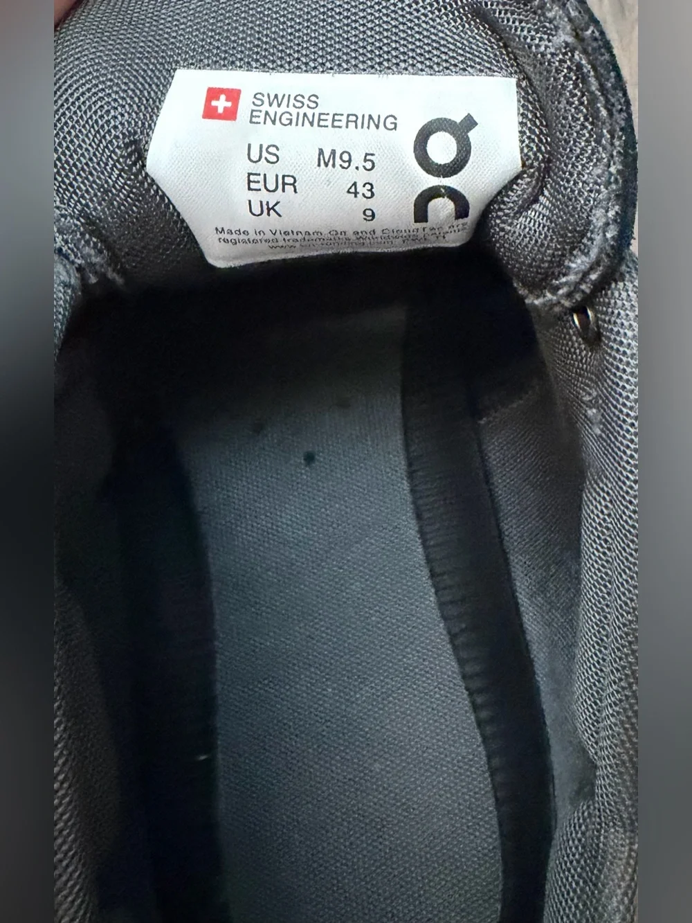OC On Cloud running men’s black sneakers 9.5